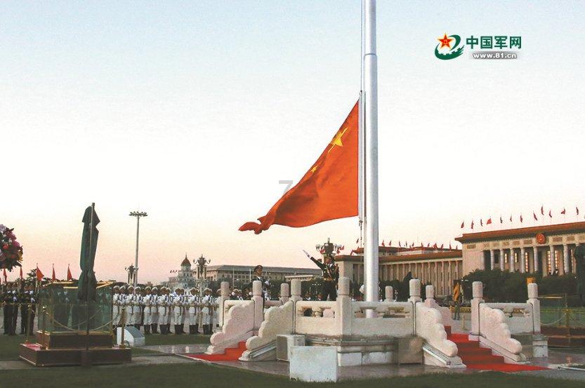 当顶流真不容易，灯光下忍受饥饿与口渴，真可谓美食当前却不能动